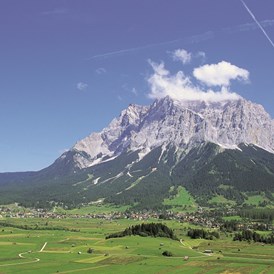 Kinderhotel: das Wettersteinmassiv mit der Zugspitze - Tirolerhof Familotel Zugspitze