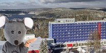 Familienhotel - Umgebungsschwerpunkt: Berg - Deutschland - Hotel im Winter mit der W(B)ühlmaus - Hotel Am Bühl