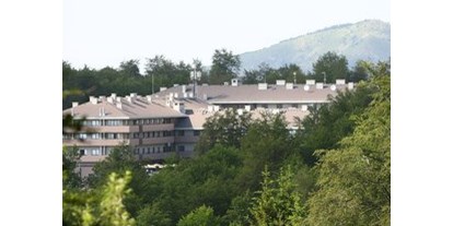 Familienhotel - Suiten mit extra Kinderzimmer - Serbien - Falkensteiner Hotel Stara Planina - schönes Haus von Bäumen umgeben - Hotel Stara Planina