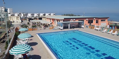 Familienhotel - Schwimmkurse im Hotel - Liegen am Pool mit Blick auf das Meer - Club Arianna