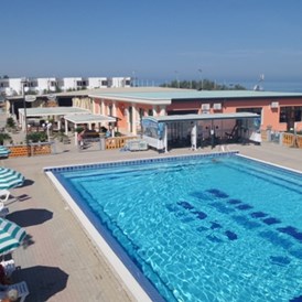 Kinderhotel: Liegen am Pool mit Blick auf das Meer - Club Arianna