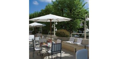 Familienhotel - Kinderwagenverleih - Italien - Hotel Miralaghi - Terrasse mit genügend Sonnenschirmen - Hotel Miralaghi