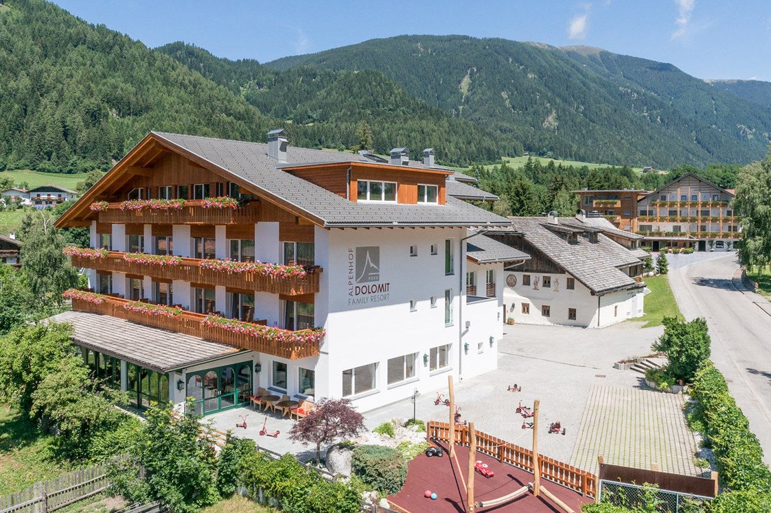 Kinderhotel: Hotelansicht  - Dolomit Family Resort Alpenhof