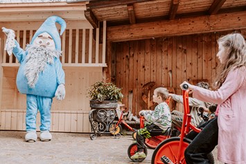 Kinderhotel: Geschützer Innenhof mit tollen Rädern und Rutschbahnspaß! - Hotel Bergschlössl