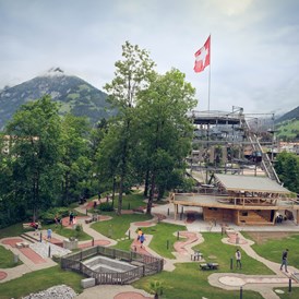 Kinderhotel: Garten mit Kletterturm - Frutigresort Berner Oberland