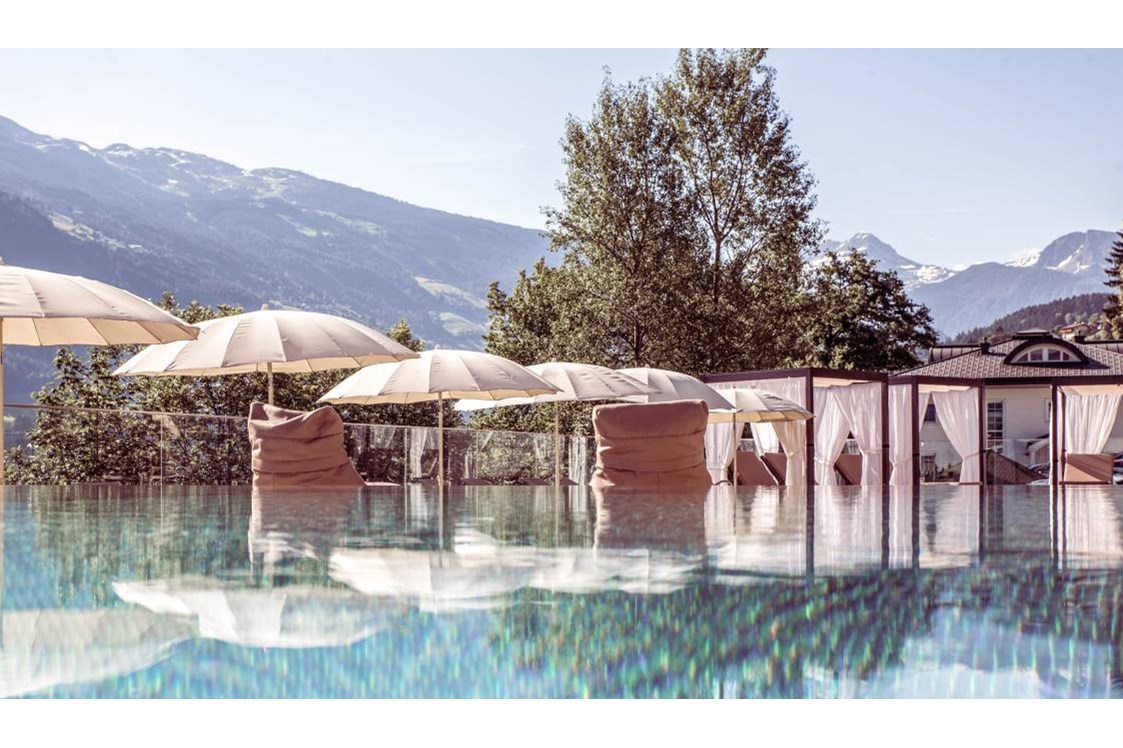 Kinderhotel: Beheizter Infinity Outdoorpool - das ganze Jahr geöffnet - Alpin Family Resort Seetal