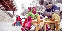 Familienhotel - Skilift - Unser Maskottchen Cheesy ist immer dabei! - Alpin Family Resort Seetal