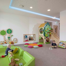 Kinderhotel: BABYCLUB mit Babybetreuung - Alpin Family Resort Seetal