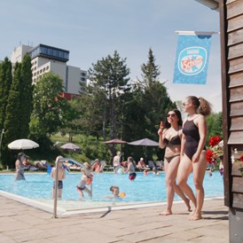 Kinderhotel: Saisonaler Außen-Pool mit Liegewiese und Café - AHORN Berghotel Friedrichroda