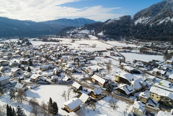 Kinderhotel: Luftaufnahme im Winter - Familiengut Hotel Burgstaller