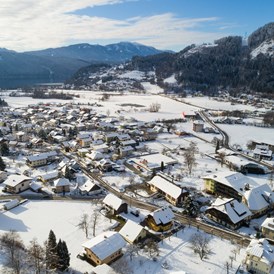 Kinderhotel: Luftaufnahme im Winter - Familiengut Hotel Burgstaller