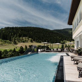 Kinderhotel: Der neue Infinity-Pool sorgt für Entspannung pur mitten in der Filzmooser Bergwelt. - Hotel …mein Neubergerhof****