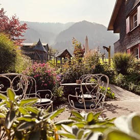 Kinderhotel: Terrasse mit Blick zum Abenteuerspielplatz - ****Alpen Hotel Post