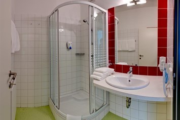 Kinderhotel: Badezimmer mit Dusche - Pension Apfelhof***
