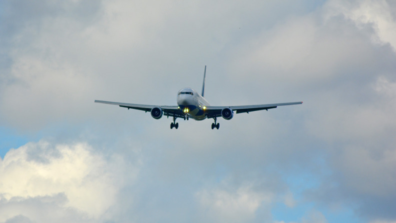 Fliegen mit Kindern: Alles, was man wissen muss! - Kinderhotel.Info