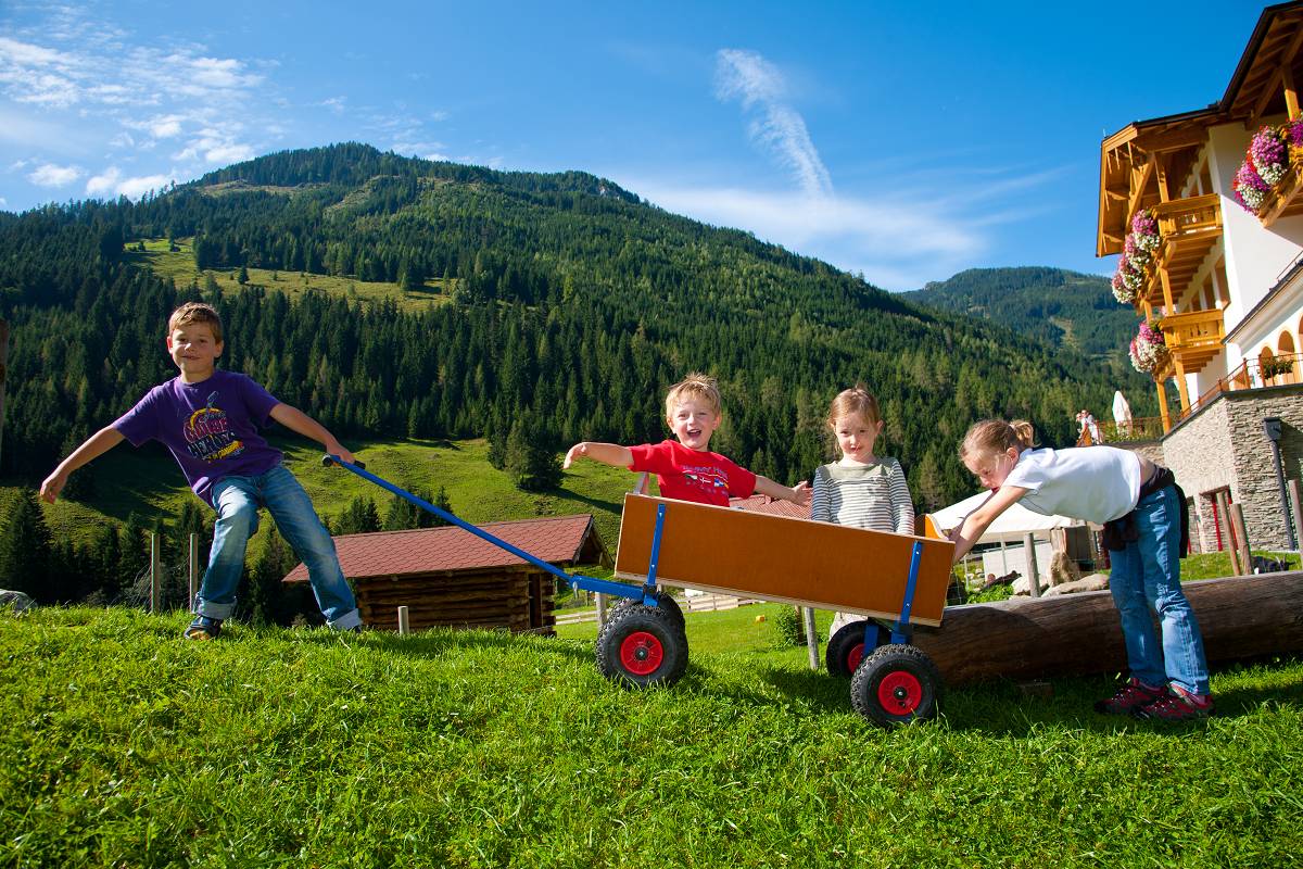 Familienhotel Oberkarteis: Bauernhof-Flair trifft 4-Sterne-Komfort im Großarltal - Kinderhotel.Info