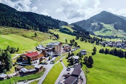 Hotel des Monats August 2022: Familienresort Ellmauhof – Edle Zeit für Generationen - Kinderhotel.Info