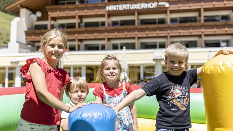 Kinderhotel Hintertuxerhof – euer Ganzjahres-Familienparadies im Zillertal - Kinderhotel.Info