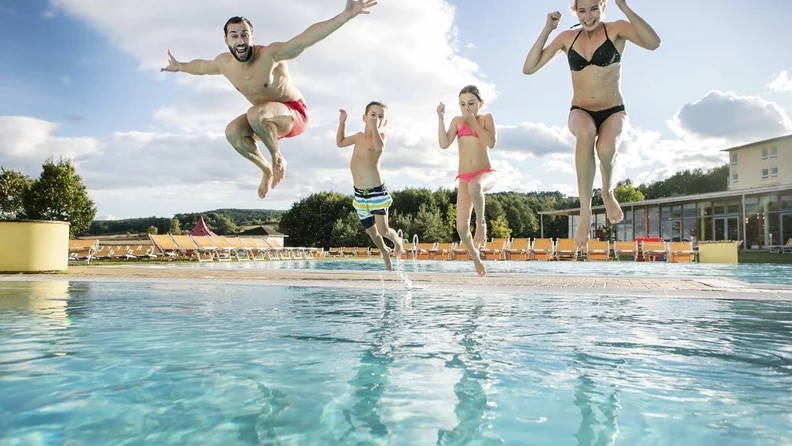 Eintauchen und Österreichs familienfreundlichste Therme entdecken - Kinderhotel.Info