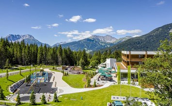 Sommerurlaub am Fuße der Zugspitze: Familienzeit im Zugspitz Resort 4*S - Kinderhotel.Info