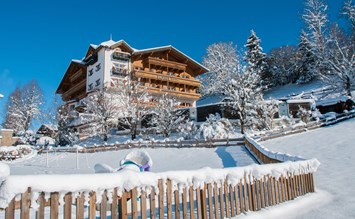 Familienglück im Schnee … im Hotel babymio in Kirchdorf in Tirol - Kinderhotel.Info