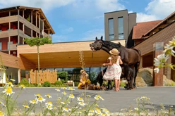 Hotel des Monats Juli: Besonderer Urlaubszauber für Familien im ULRICHSHOF - Kinderhotel.Info