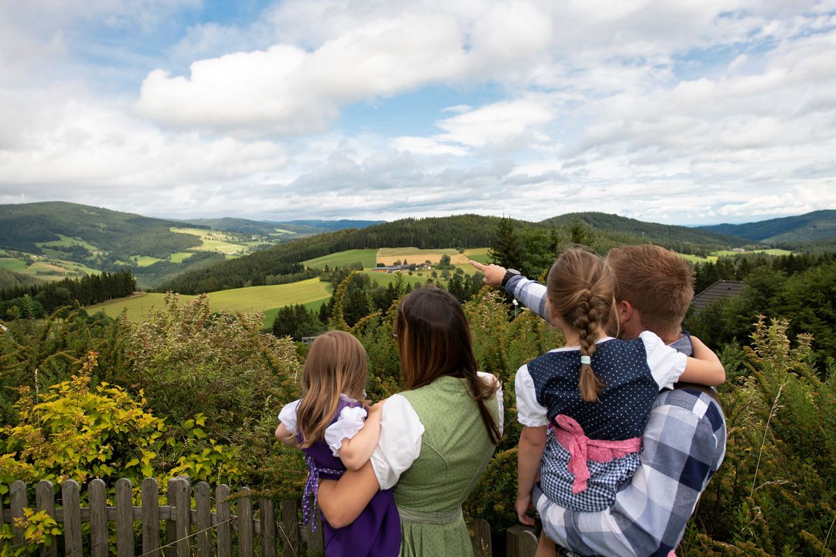 Herbstlicher Spielespaß im Familienhotel Berger in der Steiermark - Kinderhotel.Info