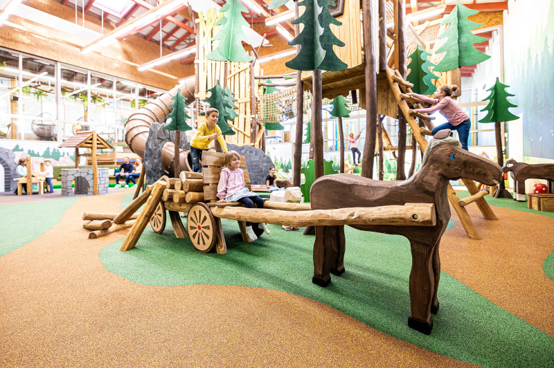 Kinder spielen im Indoorspielplatz im Familotel Sonnenpark