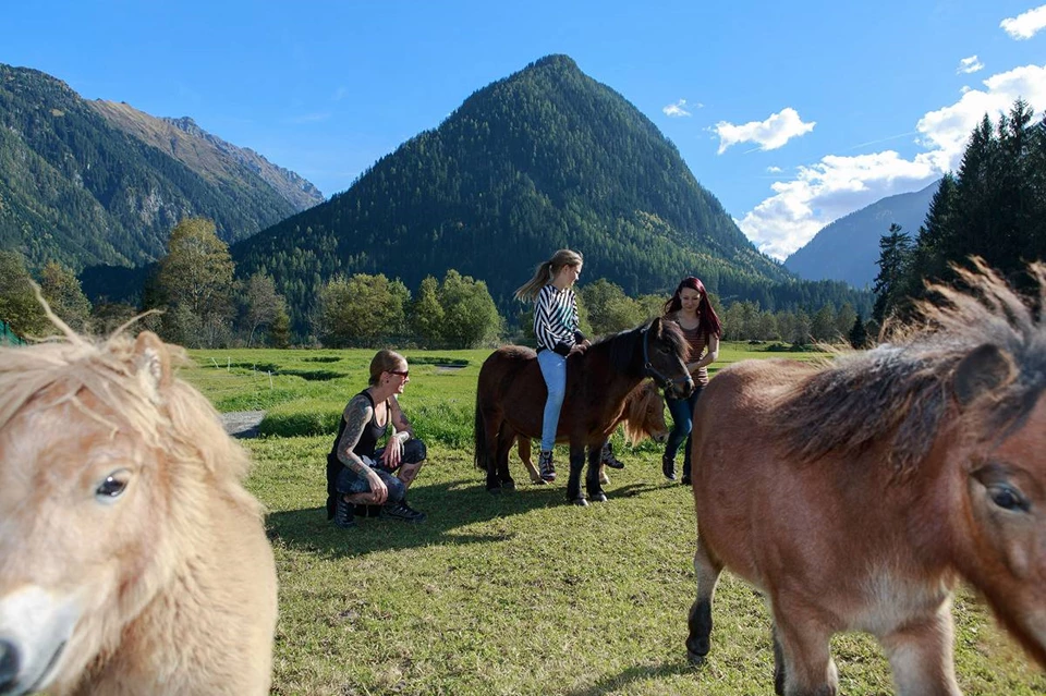 Ponyreiten im Familien-Clubhotel Wolkensteinbär