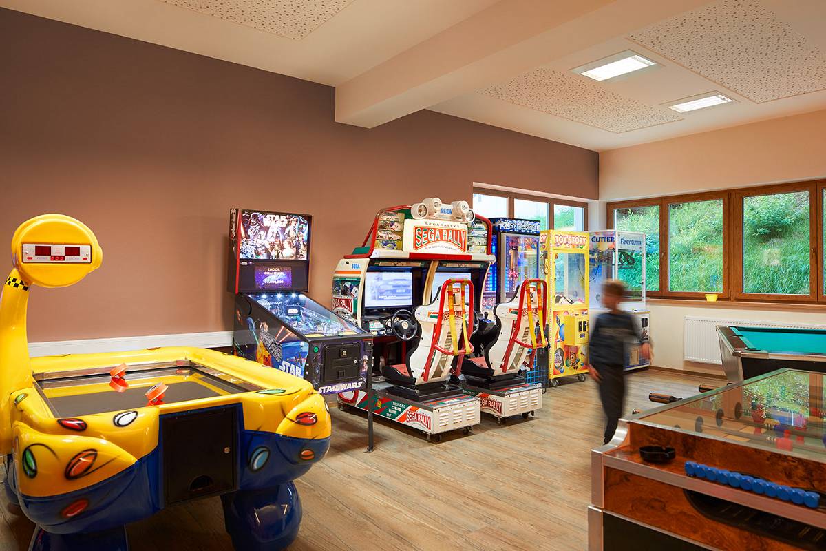 Spielautomatenraum im Familien-Clubhotel Wolkensteinb&auml;r