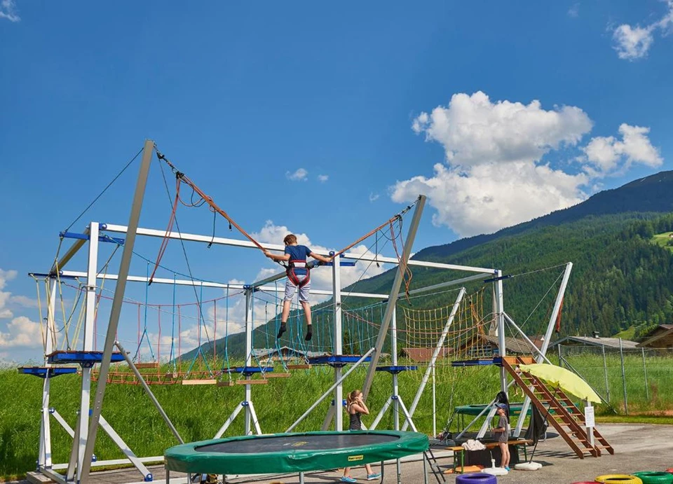 Bungee-Trampolin im Familien-Clubhotel Wolkensteinbär