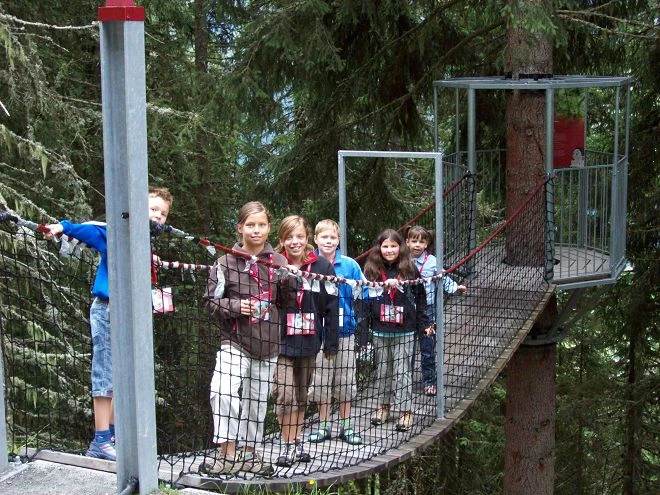 Abenteuer für die Kinder im Hochseilgarten