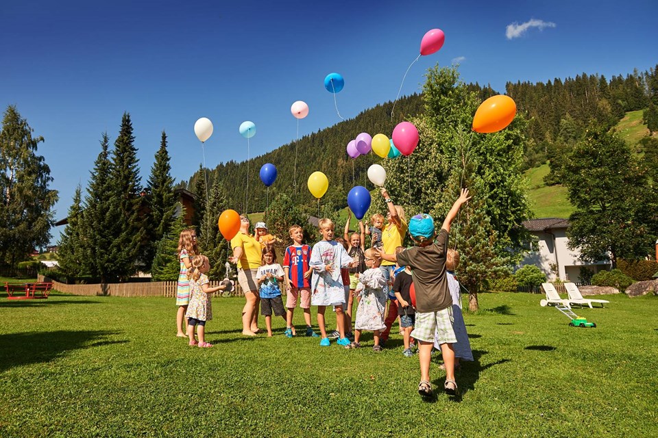Kinder lassen Luftballons steigen