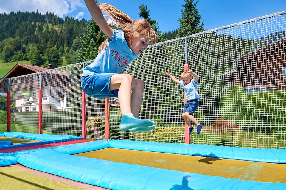 Kinder am Trampolin