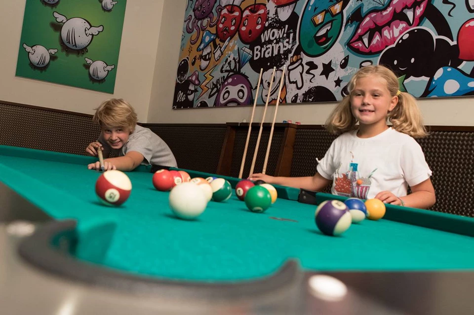Kinder beim Billard spielen