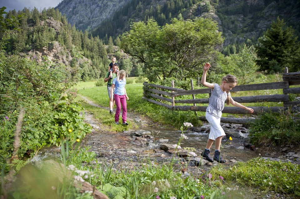 Familie beim Wandern im Ridnauntal