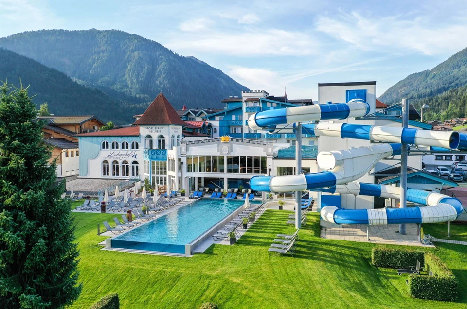 Hotel Außenbereich mit langer Röhren-Wasserrutsche