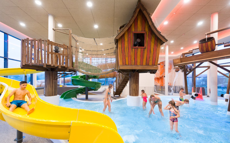 Kinder spielen in der Wasserwelt vom Familienhotel Schreinerhof