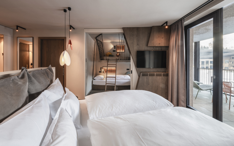 Hotelzimmer mit eigenem Bereich f&uuml;r Kinder im Family Resort Falkensteiner Lido