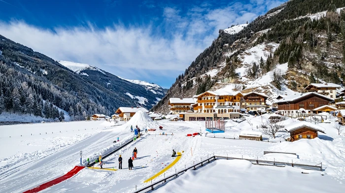 Au&szlig;enaufnahme Familienhotel Oberkarteis mit &Uuml;bungspisten