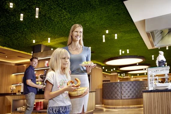 Familie beim Essensbuffet im Almhof