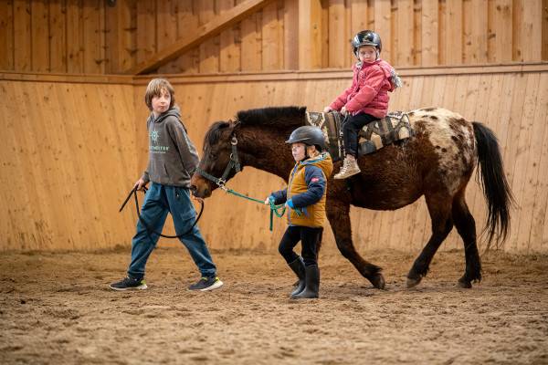 Kinder reiten auf einem Pony