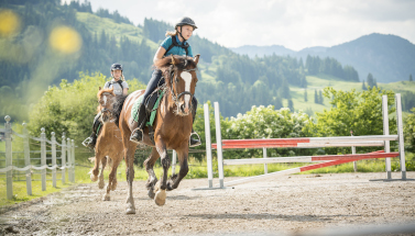 Kind reitet auf Pferd