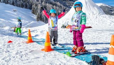 Kinder beim Skifahren