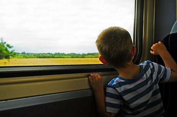 Verreisen - Kind im Zug