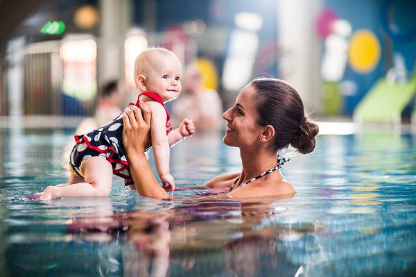 Mutter mit Baby im Wasser in der Sonnentherme Lutzmannsburg