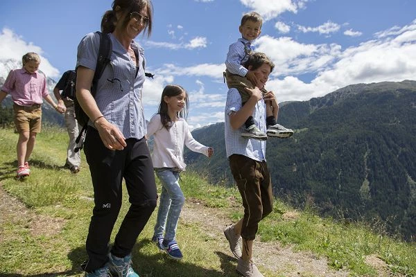 Familie auf Wanderung in den Alpen