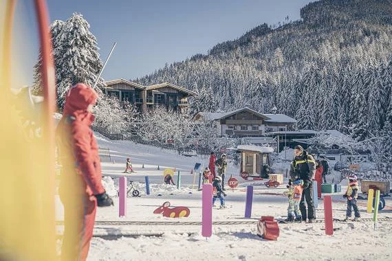 Außenansicht Winter Hotel Der Kröller im Zillertal