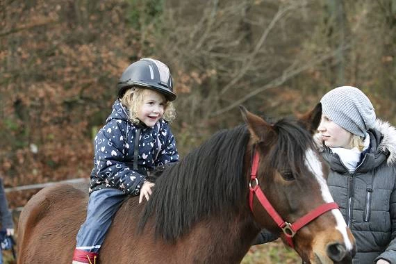Kind reitet auf Pferd im Landhuus Laurenz in NRW