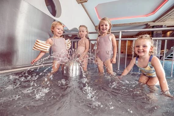 Kinder spielen im Plantschbecken vom Alpin Family Resort Seetal